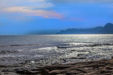 deniz kıyısında dağlar