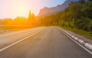 Otoyolda araçların ön camından görünüm 