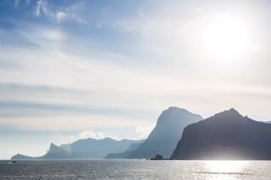 Gün batımında denizde güzel dağlar 
