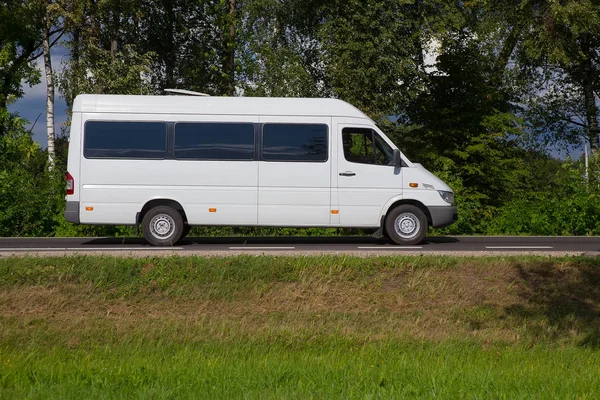 Мікроавтобус їде по сільському шосе — стокове фото