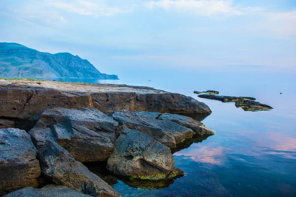 Montañas en la costa del mar — Foto de Stock