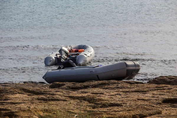 Barche gonfiabili in gomma con motori — Foto Stock