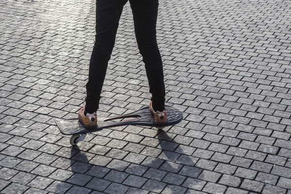Ragazza cavalca uno skateboard — Foto Stock