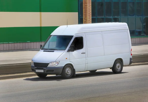 Weißer Lieferwagen auf der Straße — Stockfoto