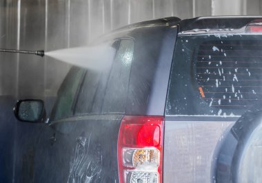 bir dere altında bir lavabo üzerinde araba