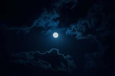 Gece gökyüzü ay ve bulutlarla.