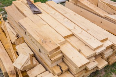 Döşeme tahtaları ve çimüzerinde el testeresi