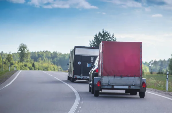 Zwei Autos mit Anhänger unterwegs — Stockfoto