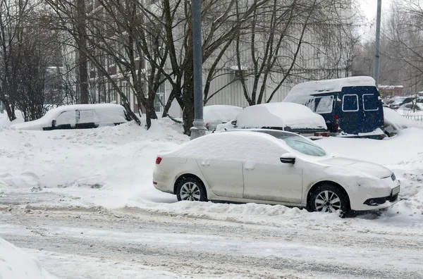 Coches en el estacionamiento en el invierno — Foto de Stock