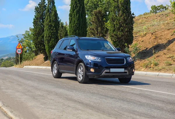 SUV gaat op de weg naar de Krim — Stockfoto