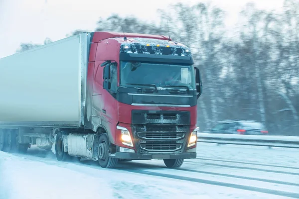 Truck beweegt op een land snelweg — Stockfoto