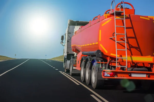 Réservoir d'essence va sur l'autoroute contre le ciel — Photo