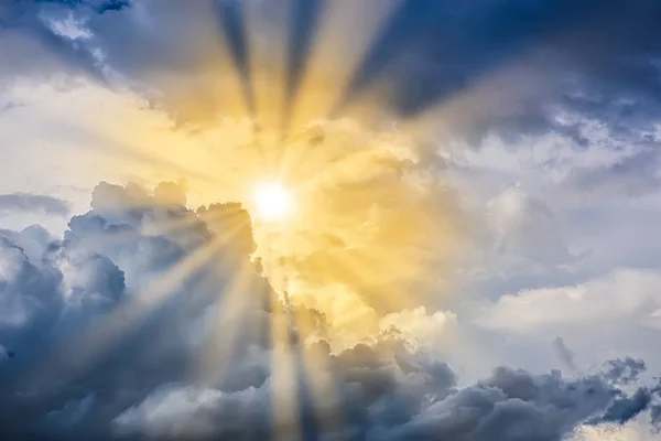 Piękne Mroczne niebo z słońce — Zdjęcie stockowe