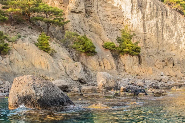 Dağ manzarası ve deniz kıyısında büyük kayalar — Stok fotoğraf