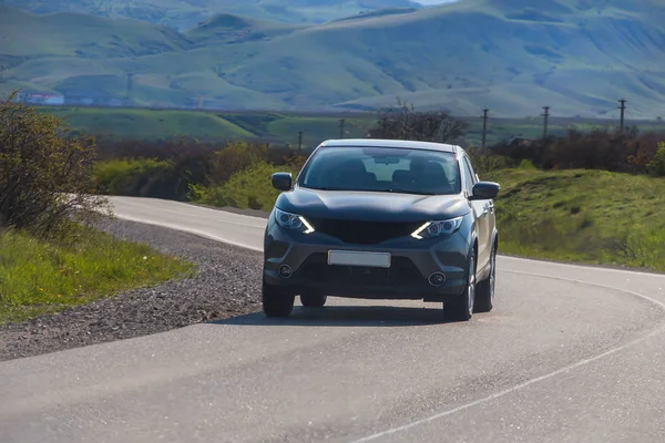 El coche se mueve a lo largo de un camino sinuoso —  Fotos de Stock