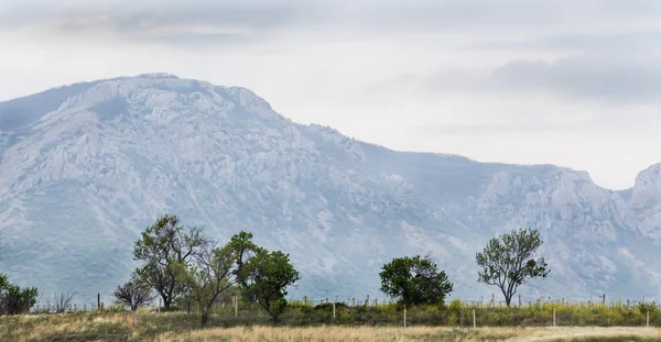 Beau paysage avec une chaîne de montagnes — Photo