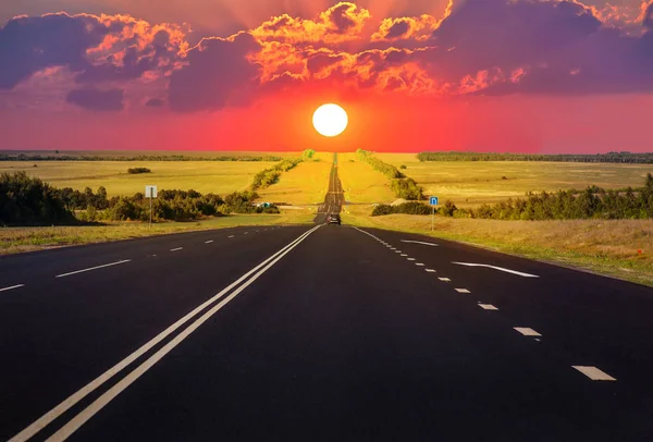 Por do sol sobre a estrada rural — Fotografia de Stock