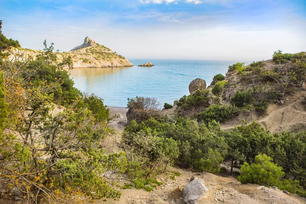 Hermosa vista de la bahía rocosa del mar — Foto de Stock