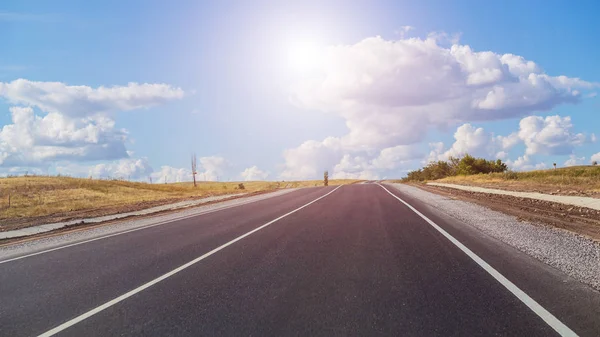 Blick aus dem Auto auf die Landstraße — Stockfoto