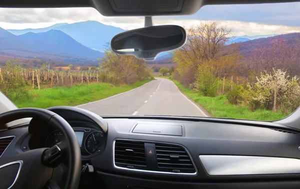 Auto na horské silnici — Stock fotografie