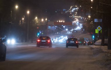  bir gece kış sokakta araba trafiği