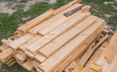 Döşeme tahtaları ve çimüzerinde el testeresi