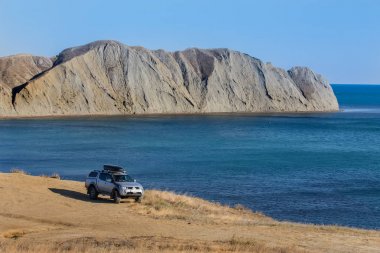Denizin yüksek kıyısındaki off-road aracı