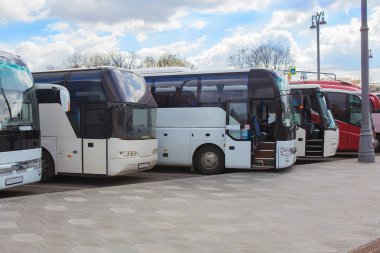 bulutlu gökyüzünün arka planda park otobüsler