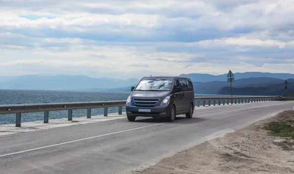 Minivan deniz boyunca karayolu üzerinde hareket — Stok fotoğraf