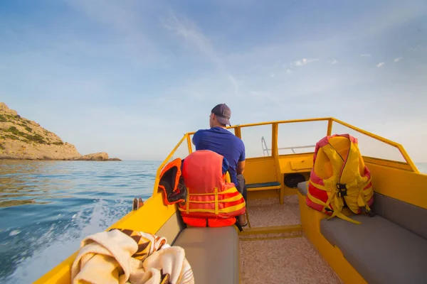 Fahrer des Bootes bewegt sich auf einem Boot auf dem Meer — Stockfoto