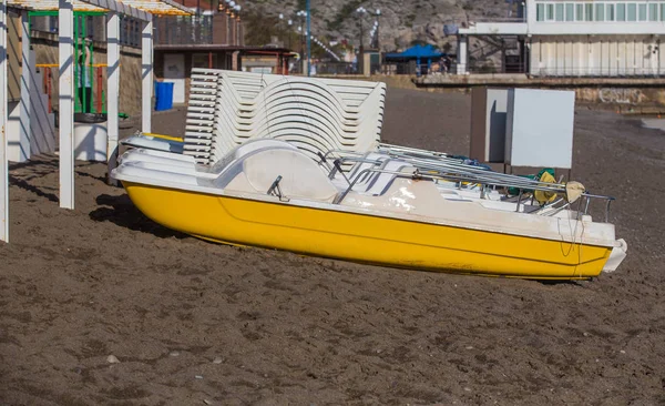 Barche a piedi su una spiaggia di mare sabbiosa — Foto Stock