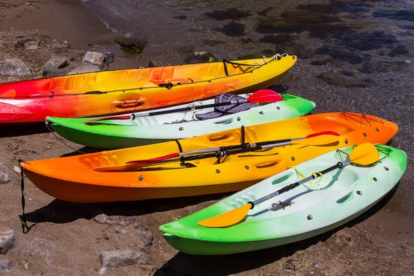 Plastic boats with oars near the sea — Stock Photo, Image