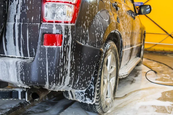 Carro na lavagem de carros shampoos — Fotografia de Stock