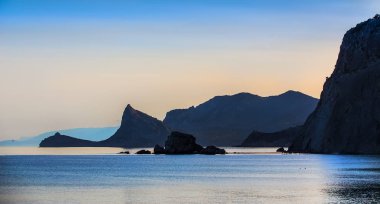 deniz kıyısında karanlık kayalar