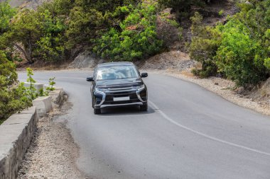 Araba dolambaçlı bir dağ yolu boyunca hareket