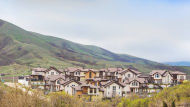 Dağa yakın vadide yazlık köy 