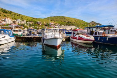 otoparkta powerboats ve gemiler 