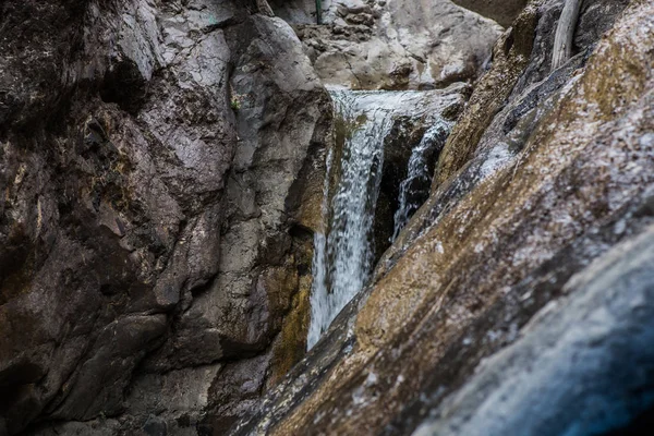 Przepływ wody między skałami górskiego strumienia — Zdjęcie stockowe