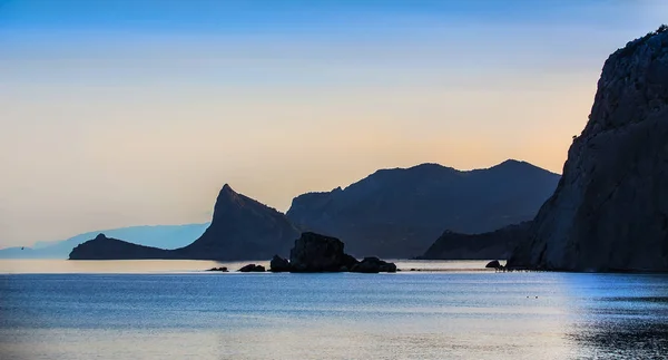 Batuan gelap di pantai laut — Stok Foto