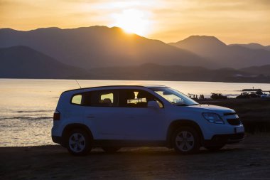 Deniz kenarında araba ile tatil