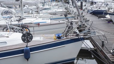 İskeleye demirlemiş yelkenli yatlar.