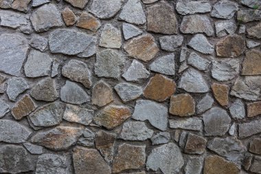 İşlenmemiş taş duvarlar.