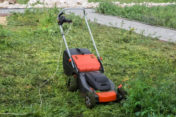 Kosiarka do trawy cięcie — Zdjęcie stockowe