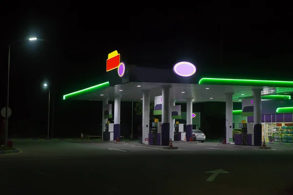 Benzinestation 's nachts in de stad — Stockfoto