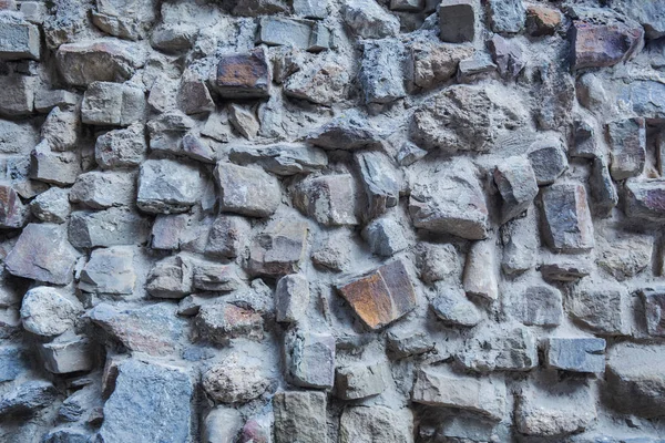 Steinmauer aus groben unbearbeiteten Steinen. — Stockfoto