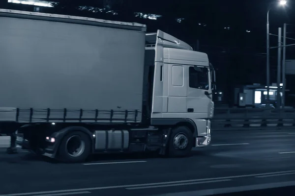Ciężarówki ruchu na noc miasto — Zdjęcie stockowe