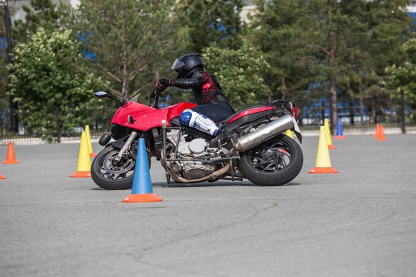 Motorradfahrerin im Eiskunstlauf — Stockfoto