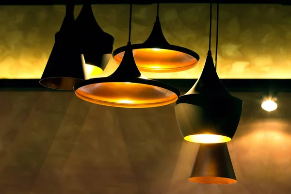 Металлические светильники различных форм — стоковое фото