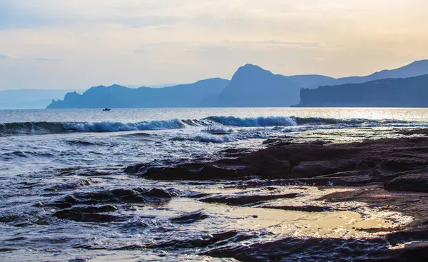 海岸上的山脉 — 图库照片