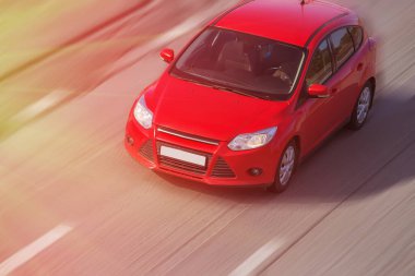 Araba şehir caddesinde gidiyor. Yakın çekim, hareket bulanıklığı..
